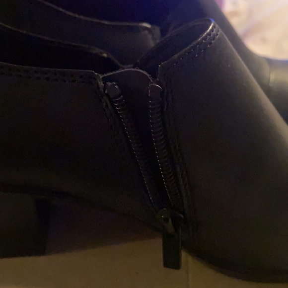New never worn Clark’s comfortable small heel and zip sided - Picture 7 of 8